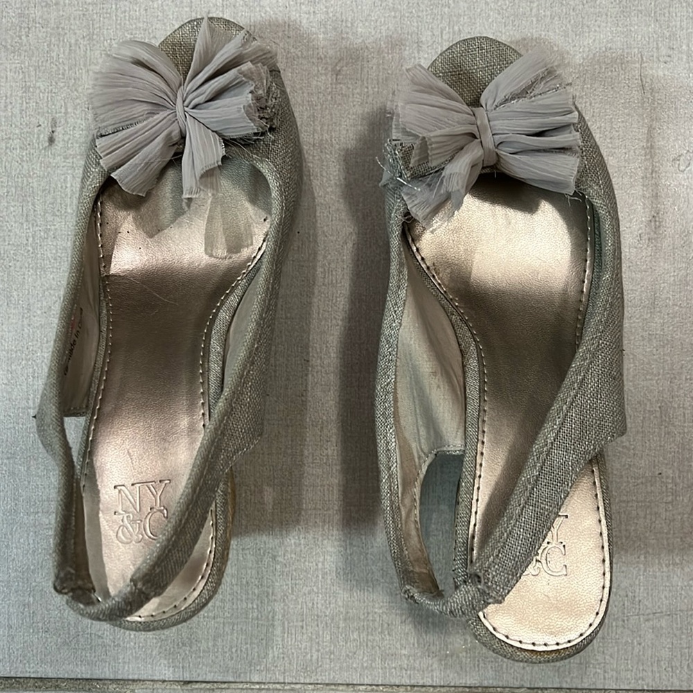 NY&C gray wedges with bow on top design - preowned